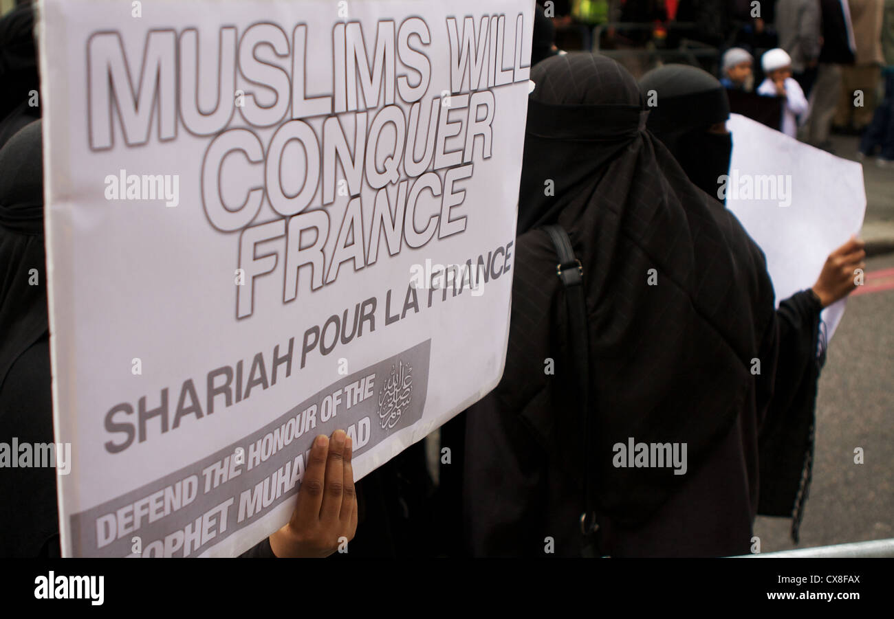 Les partisans de l'Anjem Choudary protester contre les images publiées par Charlie Hebdo, à l'extérieur de l'Ambassade de France dans le centre de Londres. Banque D'Images