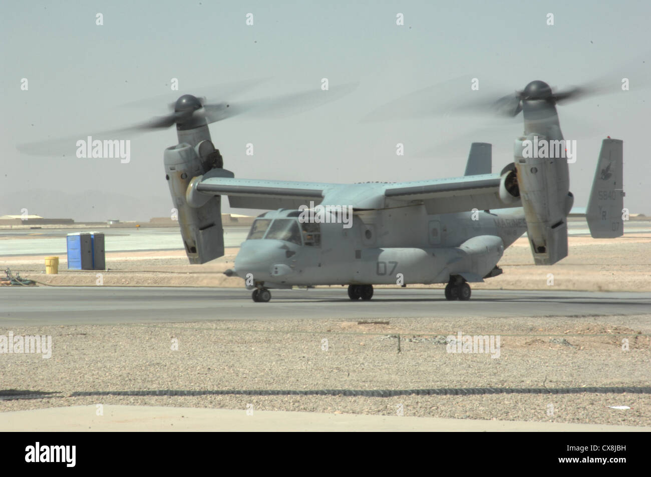 Un corps des marines MV-22 Osprey de l'avion à rotors basculants moyen maritime (VMM) de l'escadron 161 taxis loin d'une fosse de ravitaillement chaud au Camp Bastion, dans la province d'Helmand, en Afghanistan le 19 septembre 2012. Banque D'Images