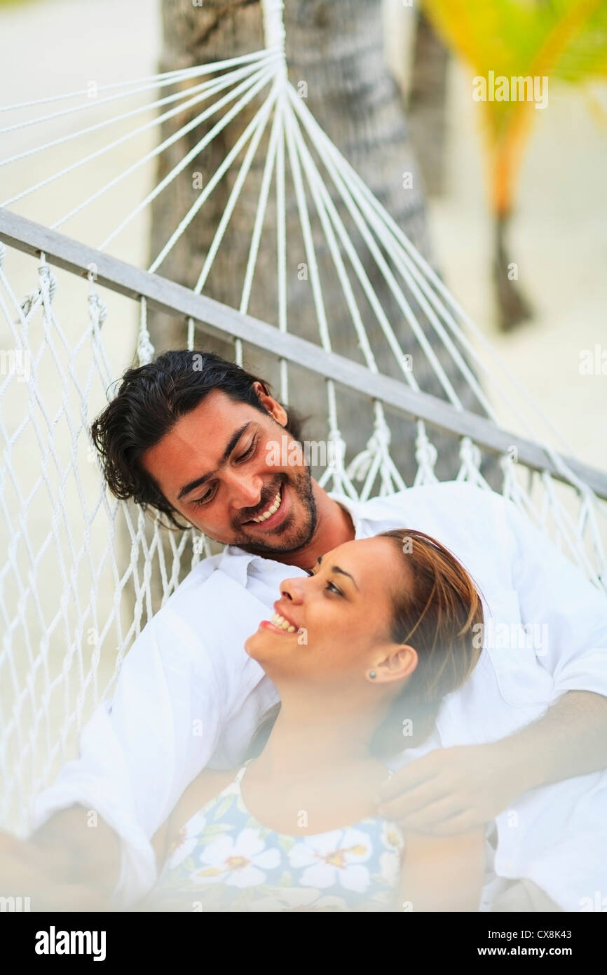 Un homme et une femme dans un hamac au bora bora nui resort and spa;l'île de Bora Bora archipel de la société polynésie française du Pacifique sud Banque D'Images