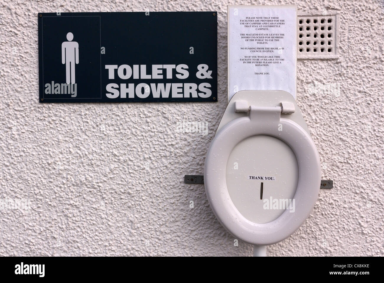 Inhabituel pour un penny pour boîte de collecte en utilisant des toilettes au Glenbrittle Camping, Isle of Skye, Scotland, UK Banque D'Images