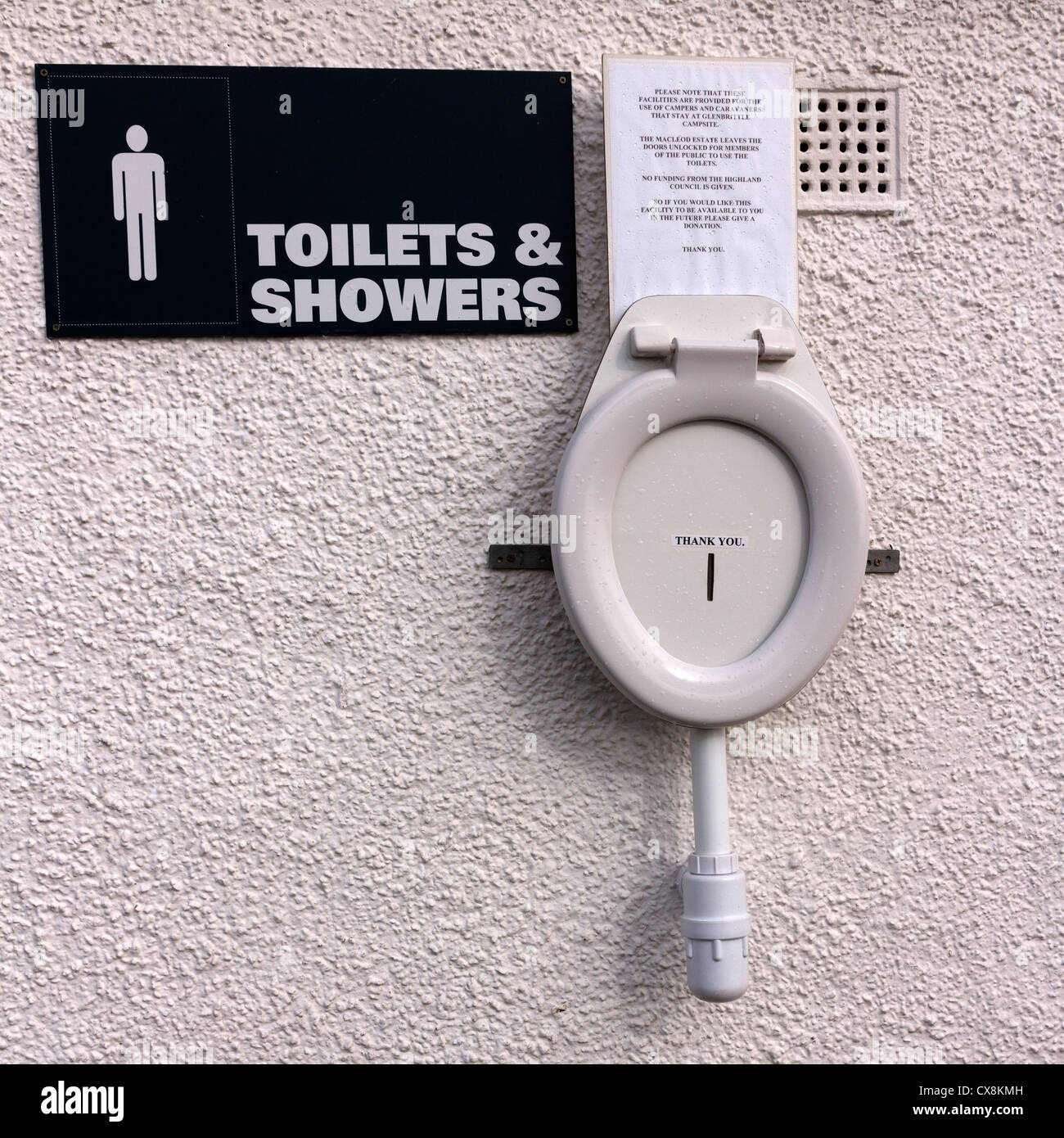 Inhabituel pour un penny pour boîte de collecte en utilisant des toilettes au Glenbrittle Camping, Isle of Skye, Scotland, UK Banque D'Images