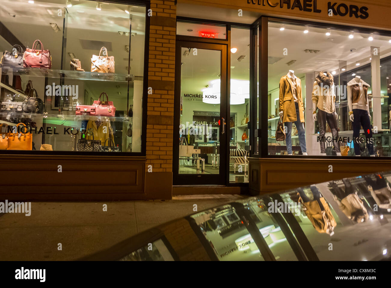 New York City, NY, États-Unis, fenêtre principale de la boutique « Michael Kors », magasins de mode pour femmes à Greenwich Village, mannequins de mode, petites fenêtres de la boutique la nuit Banque D'Images