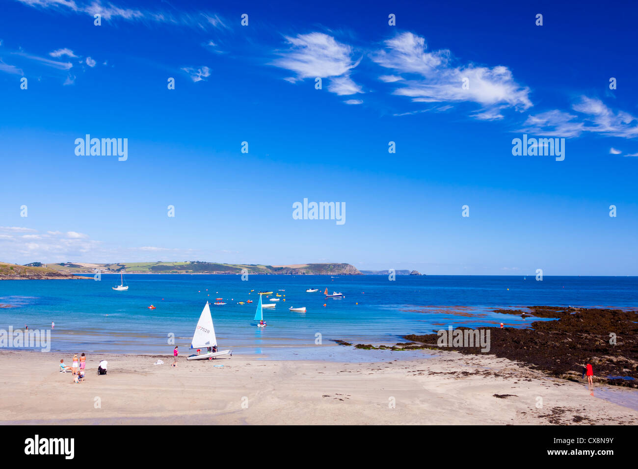 Petit bateau à voile sur une plage avec belle plage, Portscatho Cornwall England UK Banque D'Images