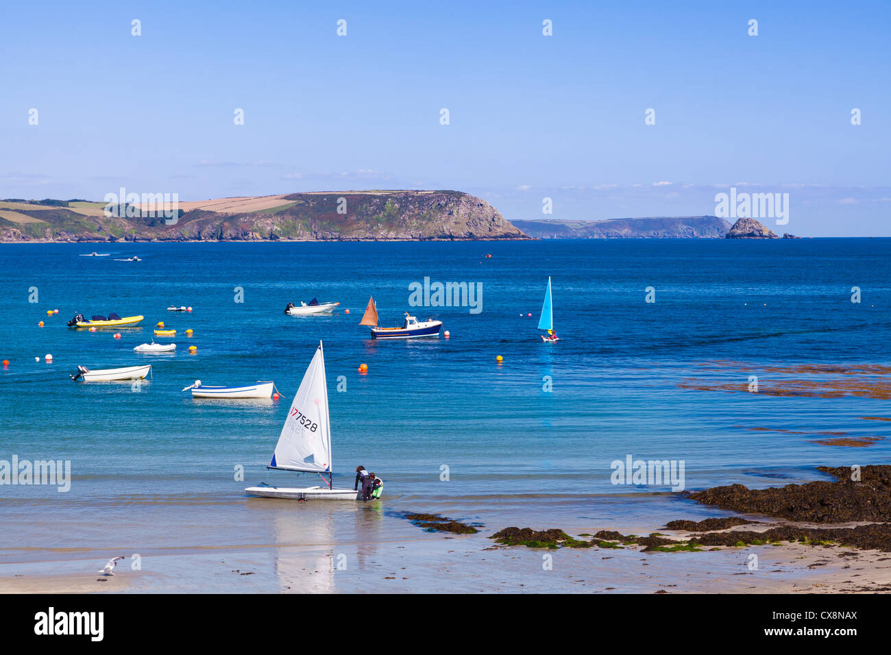 Petit bateau à voile sur une plage avec belle plage, Portscatho Cornwall England UK Banque D'Images