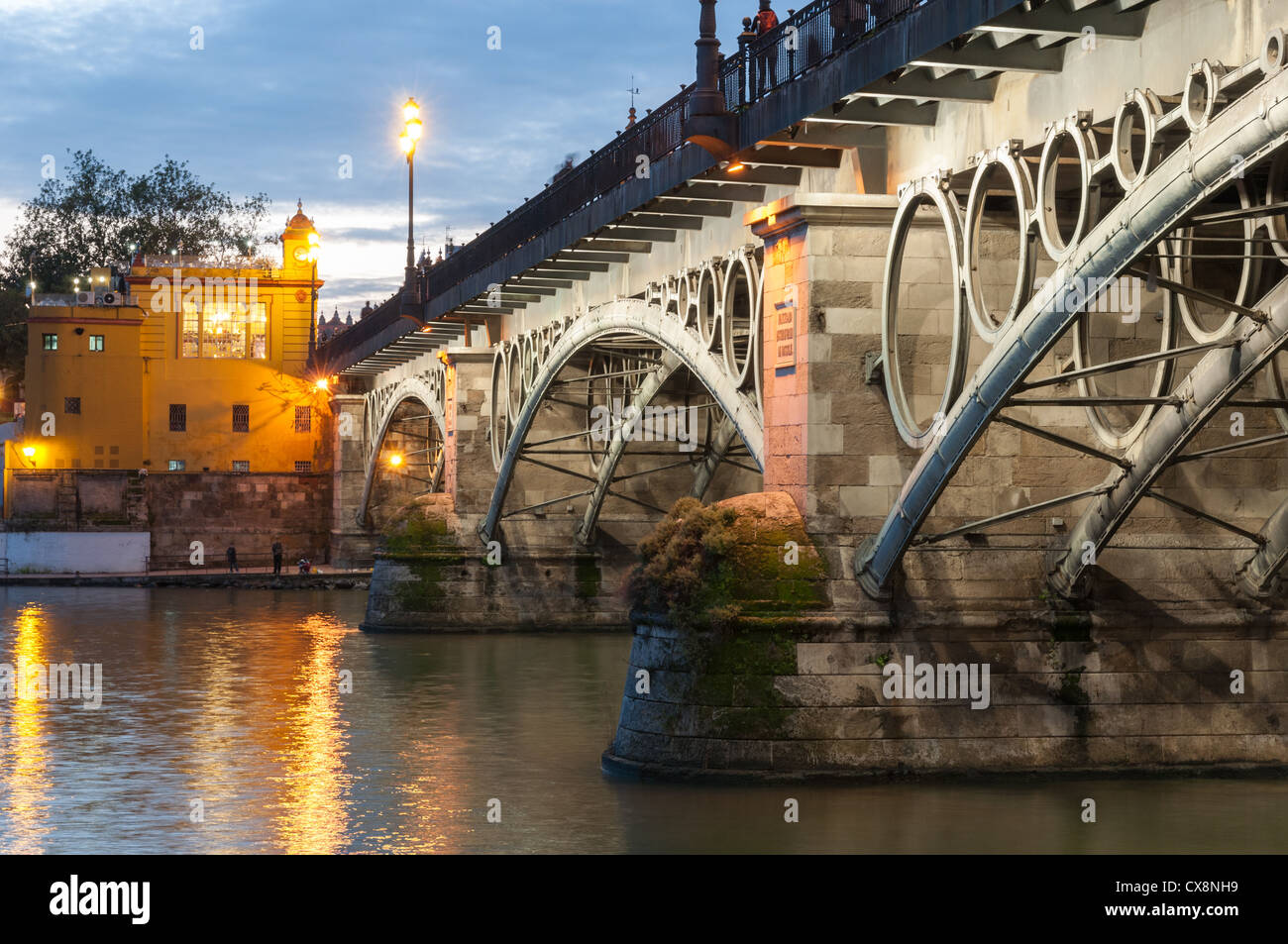 Puente de Triana (de Isabel II) - Séville, Espagne Banque D'Images