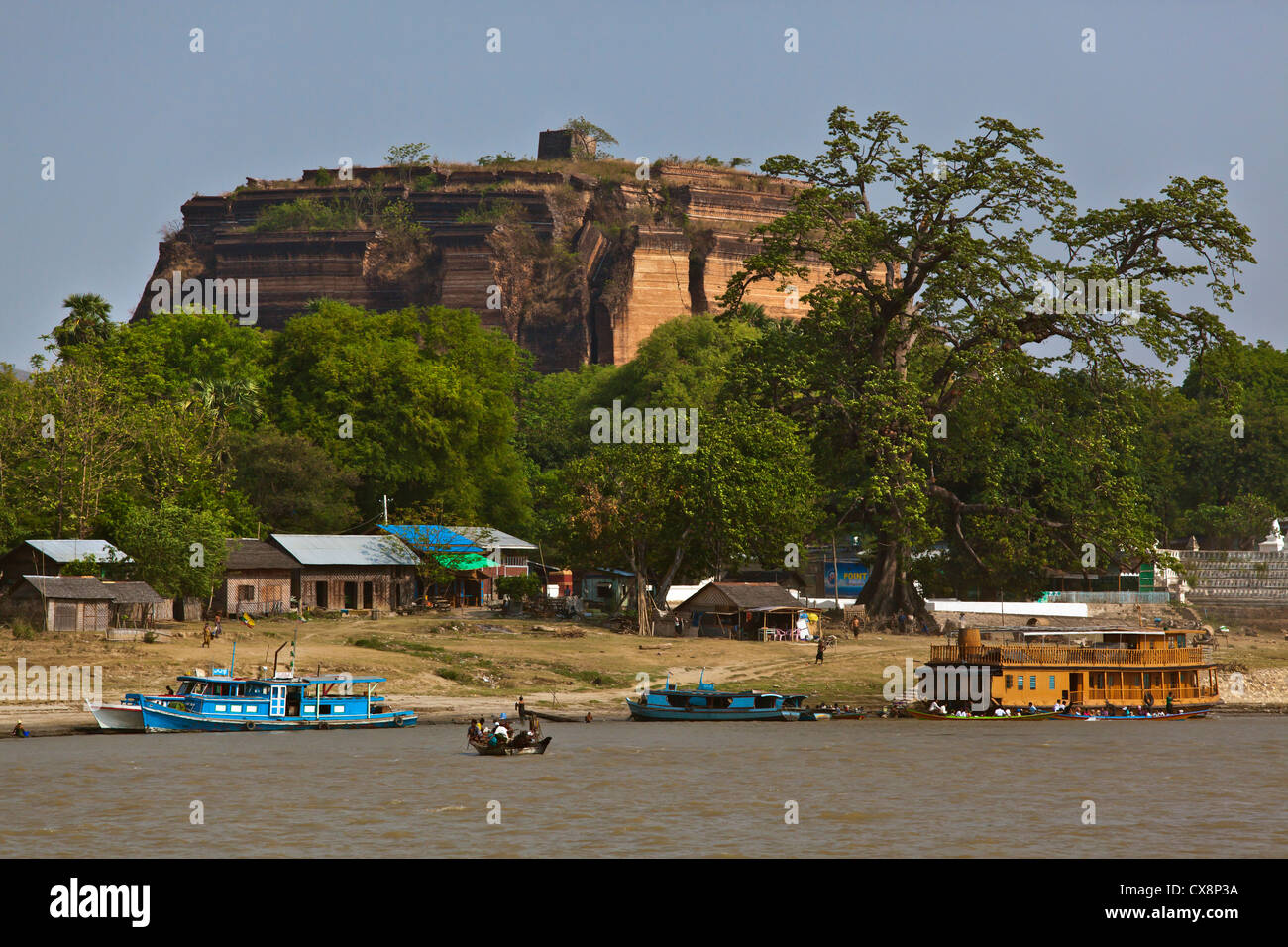 Près des rives de la rivière Irrawaddy MINGUN PAYA fut construit par le roi Bodawpaya en 1790 - MANDALAY, MYANMAR Banque D'Images
