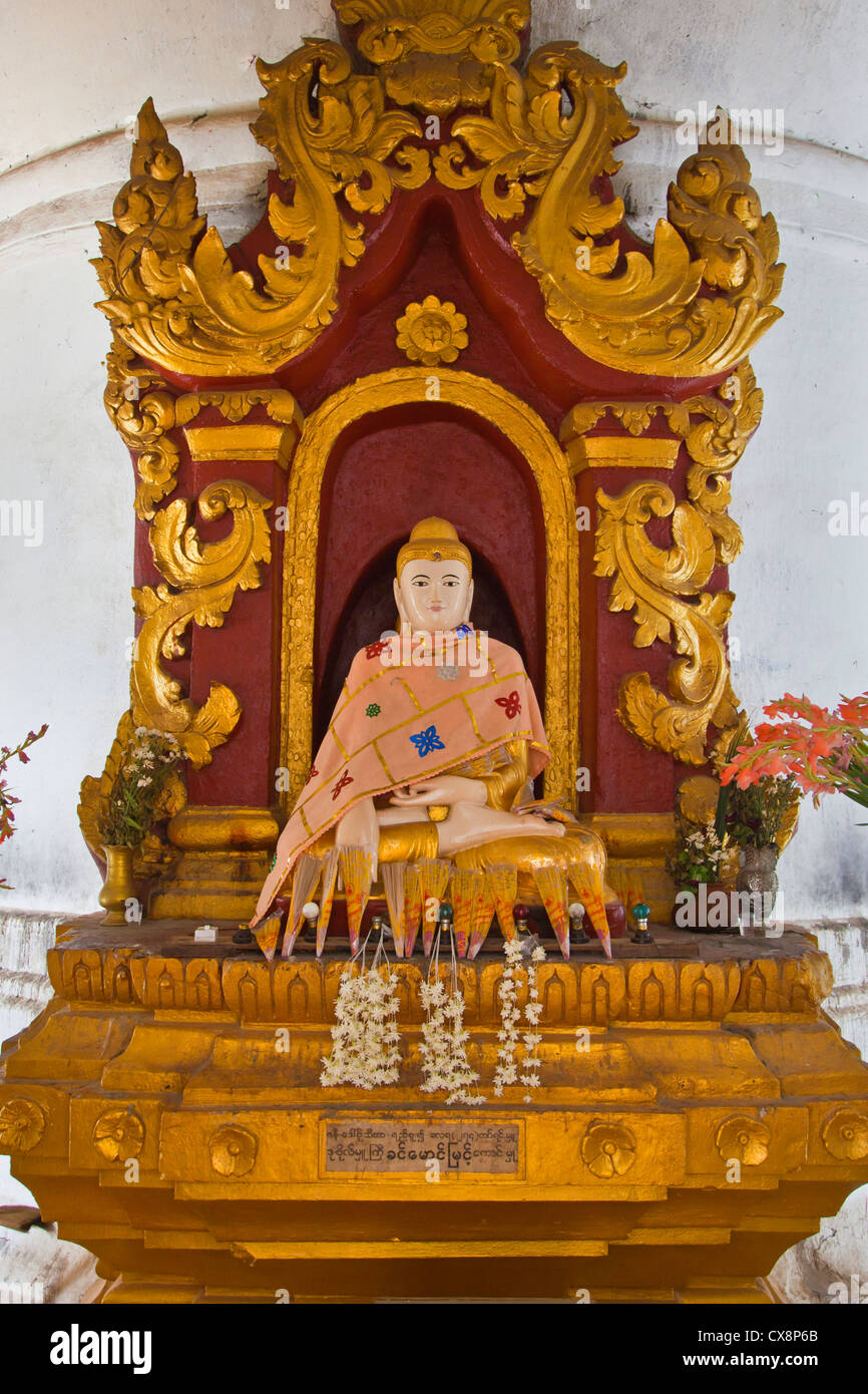 STATUE DE Bouddha à HSINBYUME PAYA également appelé MYATHEINDAN construit par le roi Bagyidaw en 1816, LE MYANMAR MINGUN - Banque D'Images