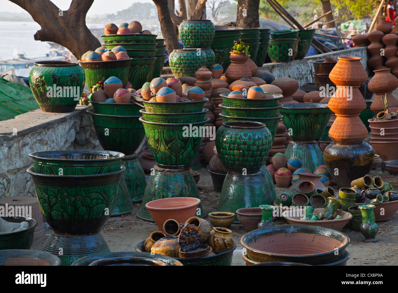 De grands pots en céramique sont vendus le long des rives de la rivière Irrawaddy - MANDALAY, MYANMAR Banque D'Images