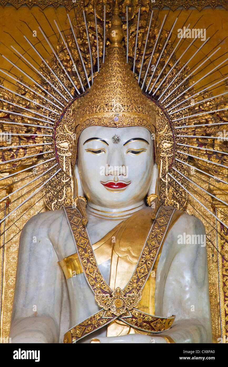 Achevé en 1878 le KYAUKTAWGYI PAYA abrite une statue de Bouddha en marbre de 900 tonnes - MANDALAY, MYANMAR Banque D'Images