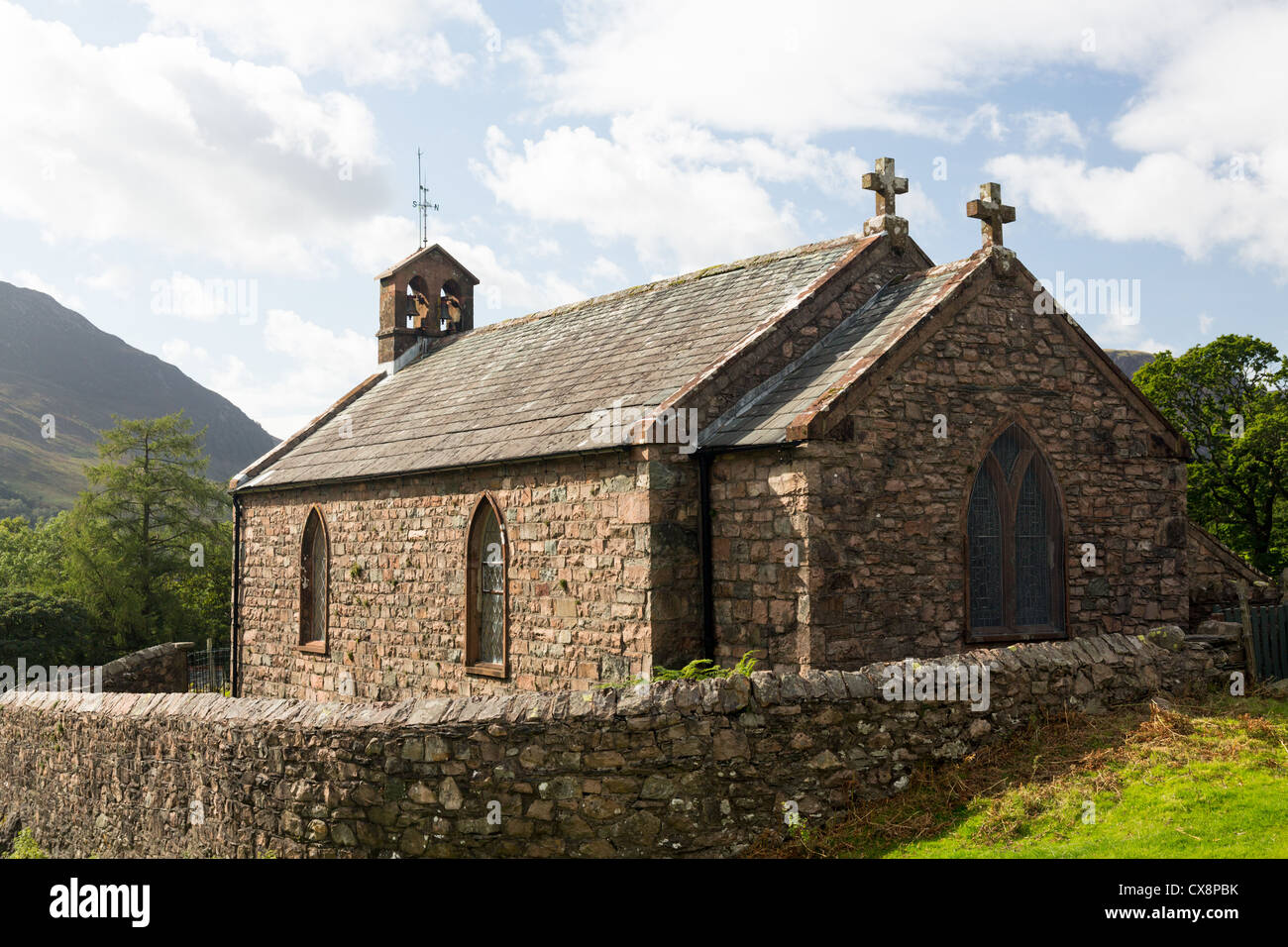 Église de Pierre par le bas-côté de la route dans la région de Buttermere Lake District en anglais Banque D'Images