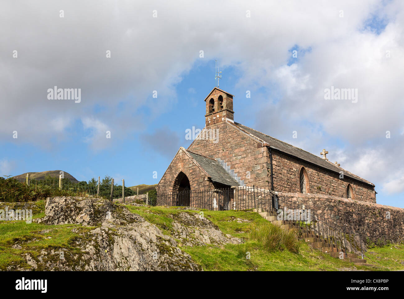 Église de Pierre par le bas-côté de la route dans la région de Buttermere Lake District en anglais Banque D'Images