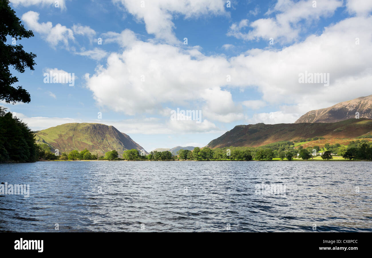 Les montagnes représentent dans la lande à lac calme dans la région de Lake District Banque D'Images
