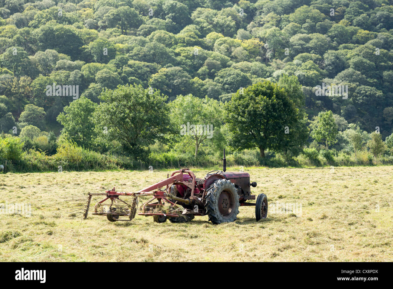 Un tracteur et batteuse tourne par hay Buttermere Lake District en anglais Banque D'Images