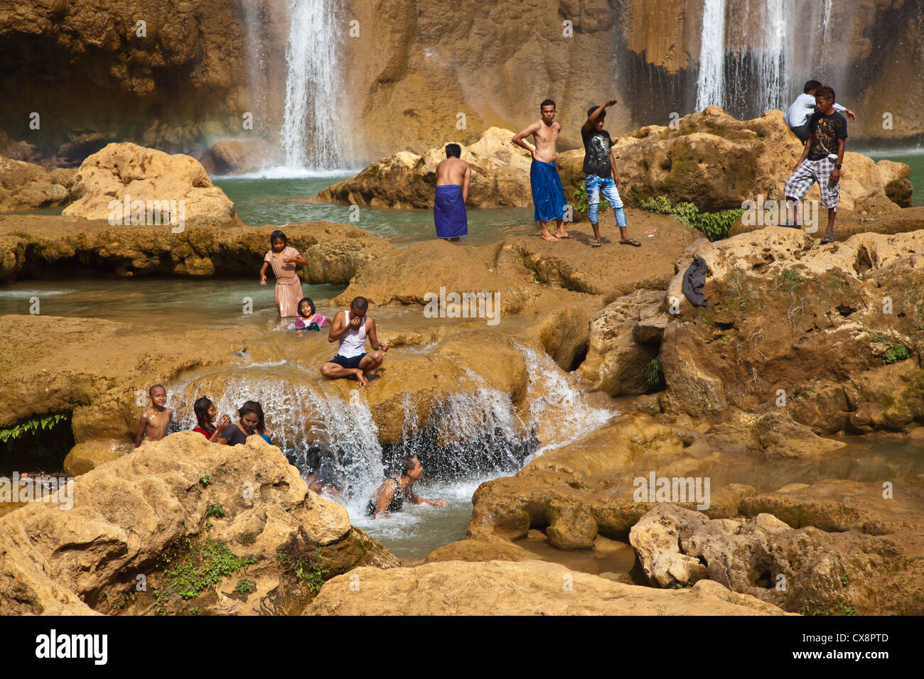 Baignade à ANISAKAN birmane tombe près de pyin u lwin (MAYMYO - également connu sous le nom de Myanmar Banque D'Images