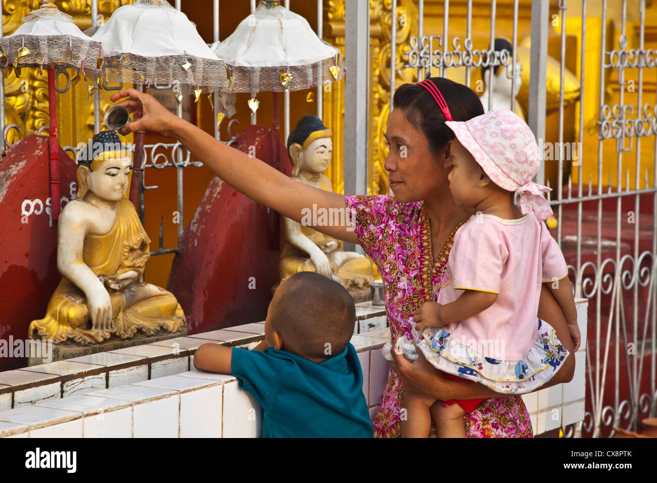 L'eau des offrandes dans un temple bouddhiste dans la ville de pyin u lwin (MAYMYO - également connu sous le nom de Myanmar Banque D'Images