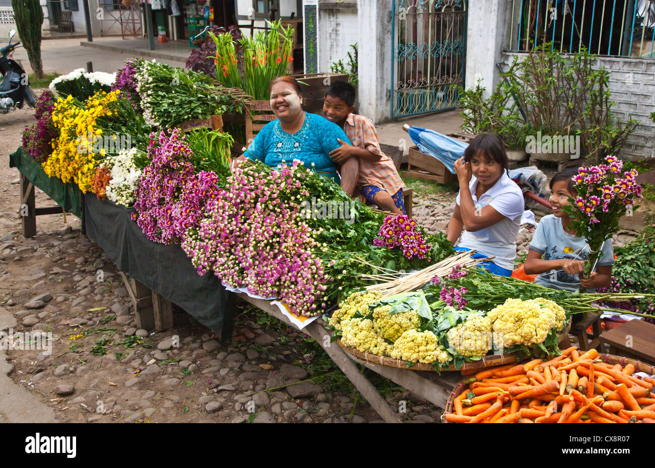 Fleurs à vendre - HSIPAW, MYANMAR Banque D'Images