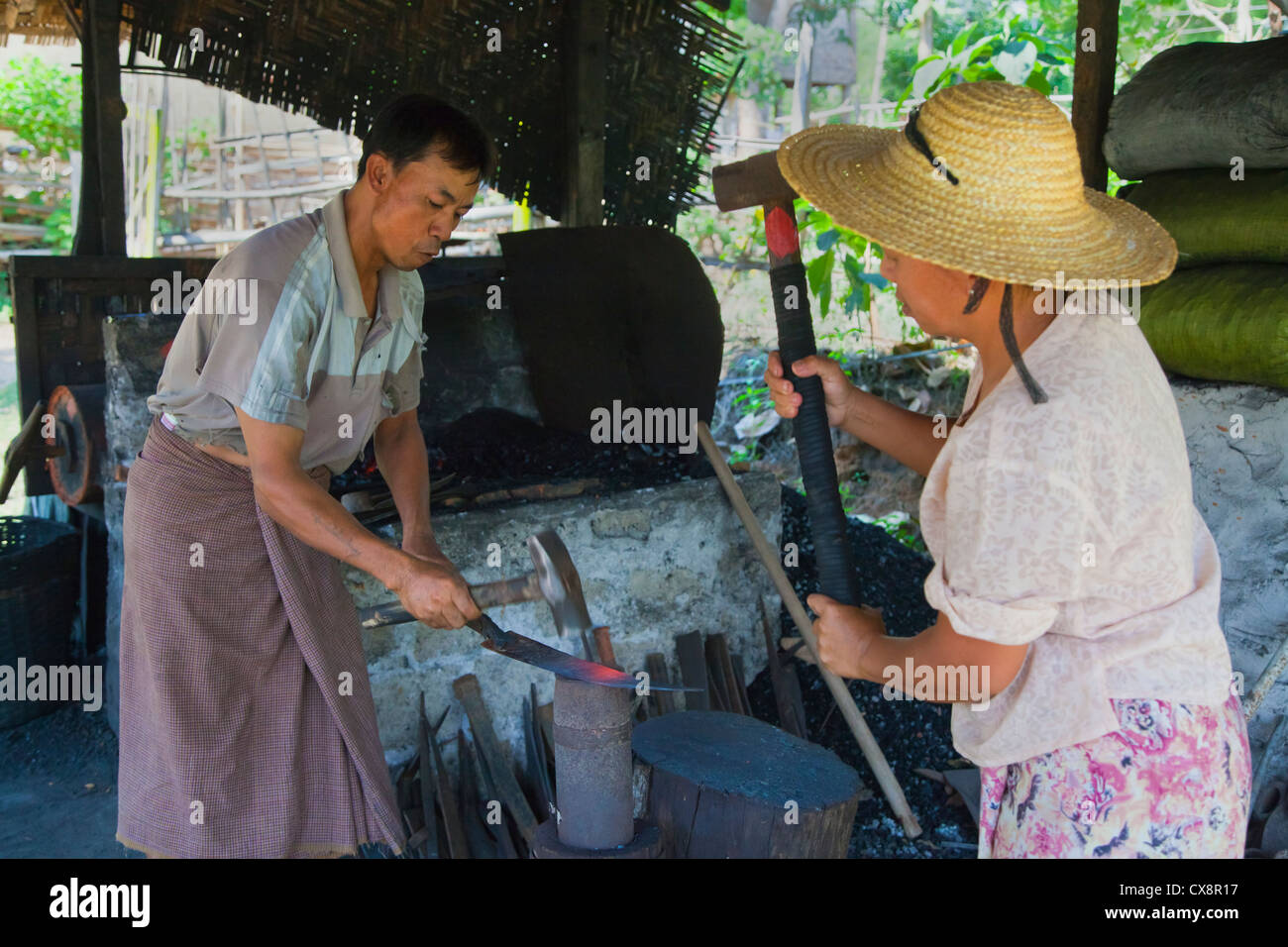 Un forgeron fait une charrue - HSIPAW, MYANMAR Banque D'Images