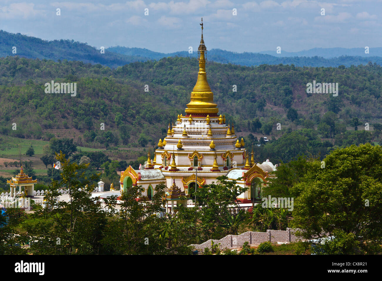 Un monastère bouddhiste dans le côté de pays près de HSIPAW - Myanmar Banque D'Images