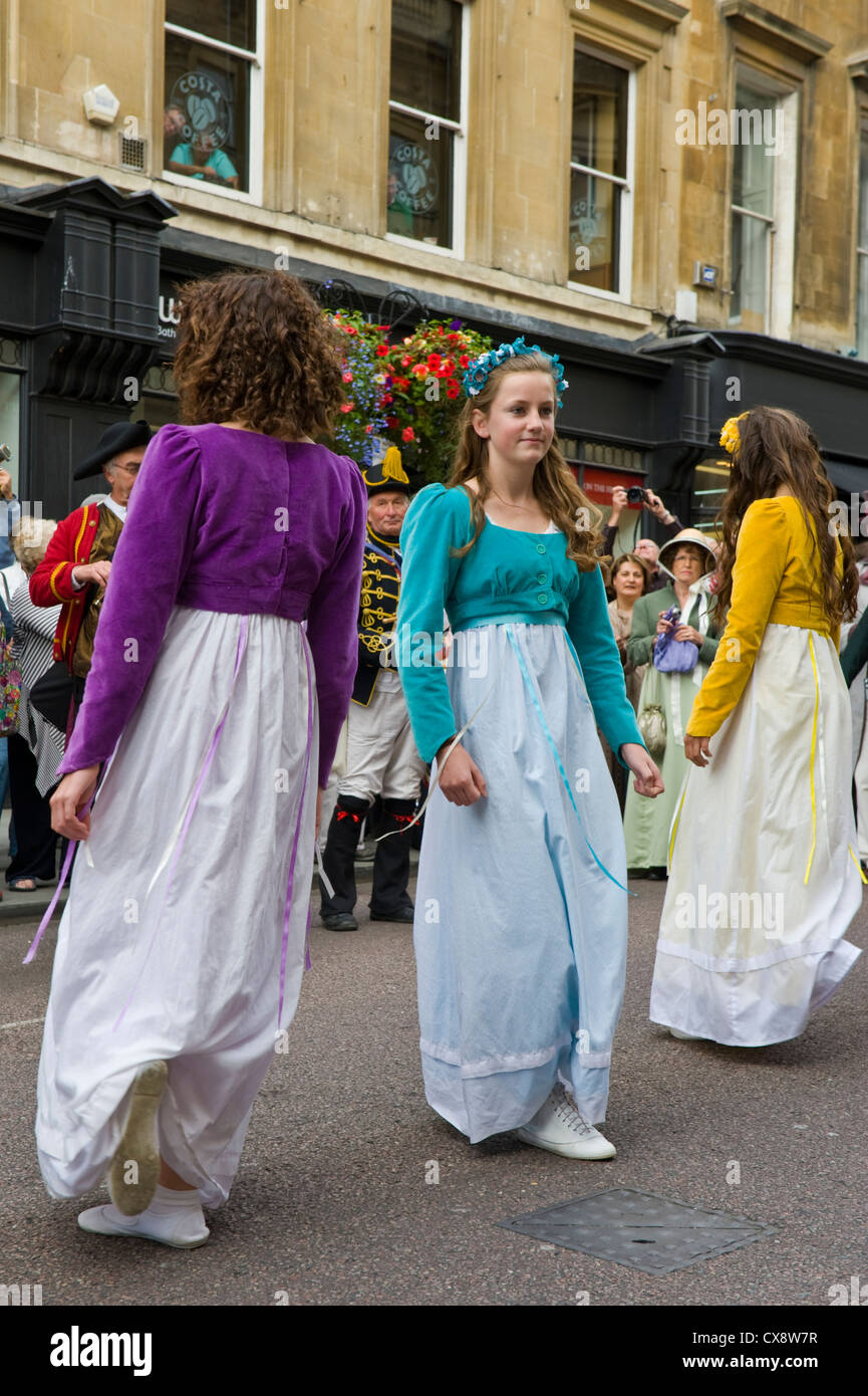 Les jeunes femmes et filles dansant en costume régence au cours de promenade à travers le centre-ville de Bath dans le 2012 Festival de Jane Austen Banque D'Images