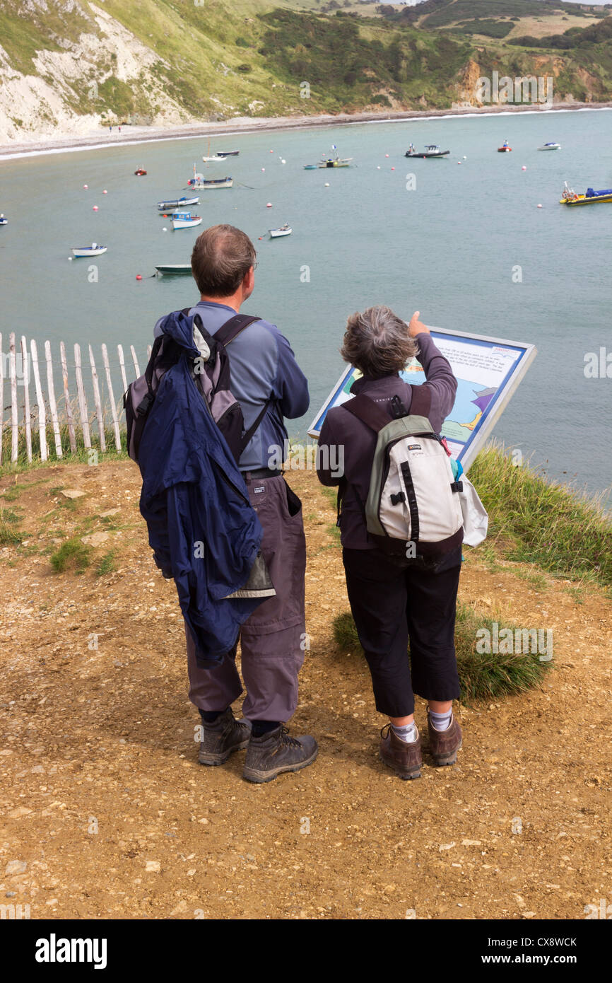 Un couple à la retraite planifier leur itinéraire le long du sentier côtier du sud-ouest Banque D'Images
