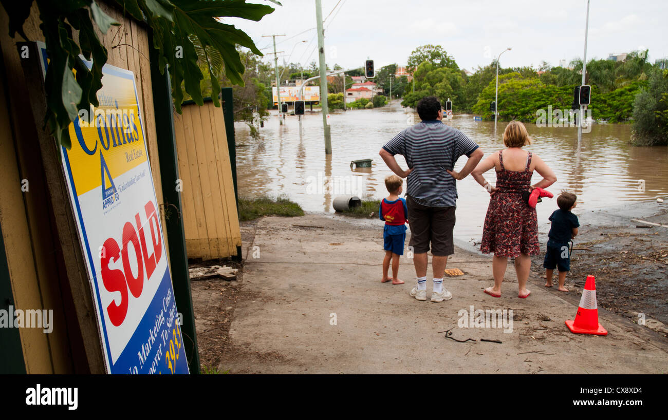 L'inspection des dommages causés par des inondations Banque D'Images