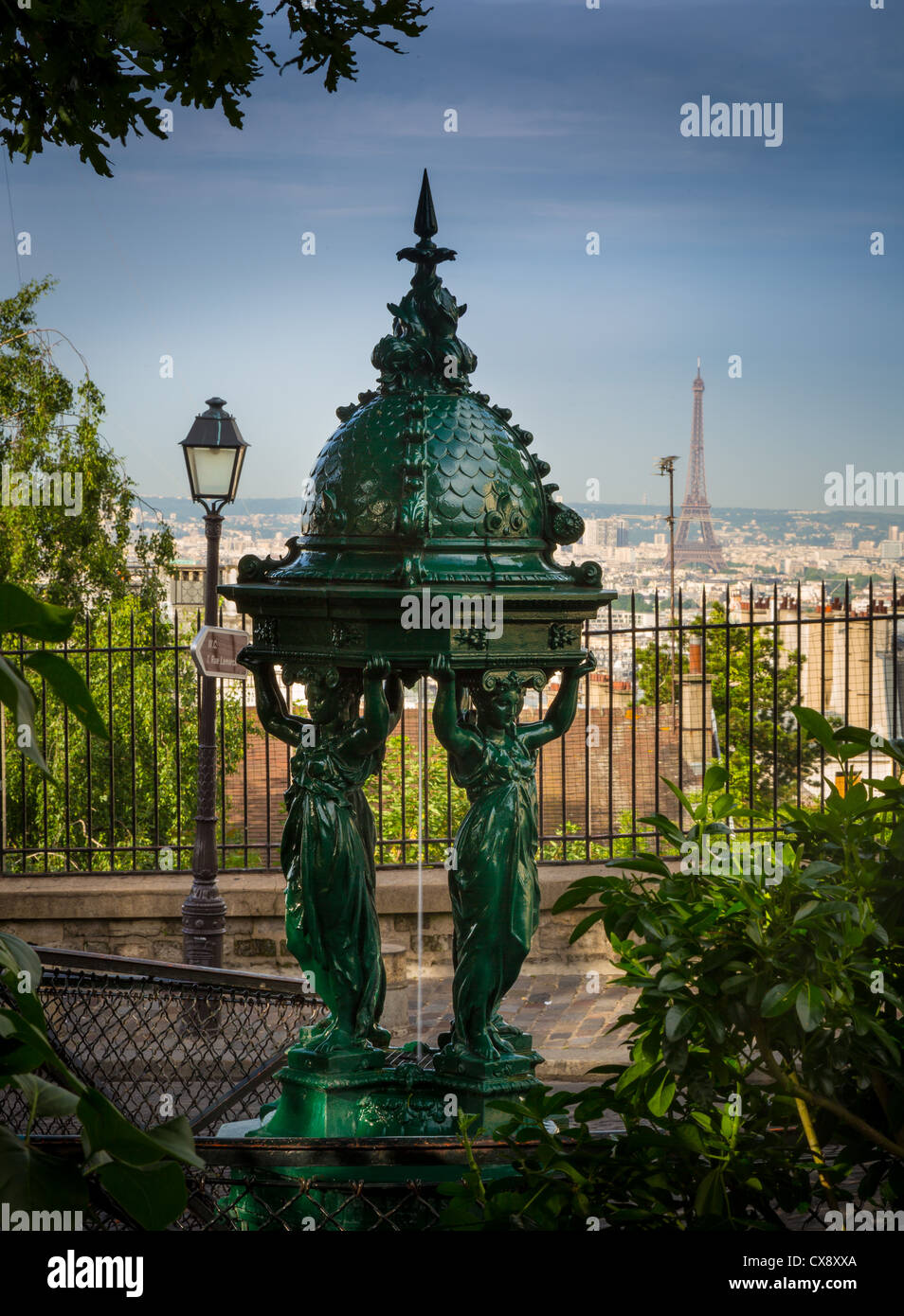 Belle fontaine publique sur la butte Montmartre à Paris, France Banque D'Images