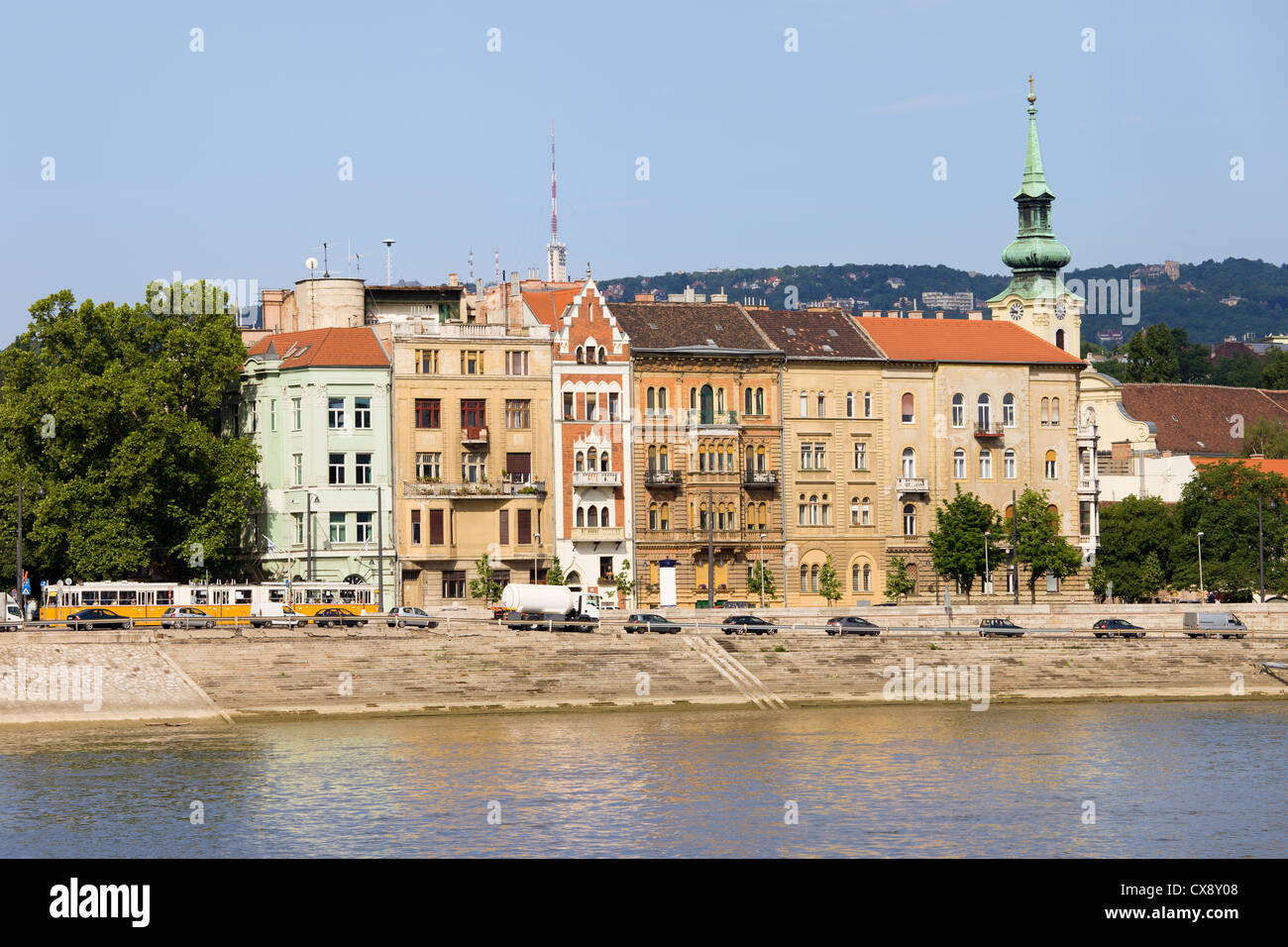 Et Budapest Danube waterfront avec tenement houses architecture résidentielle historique en Hongrie. Banque D'Images