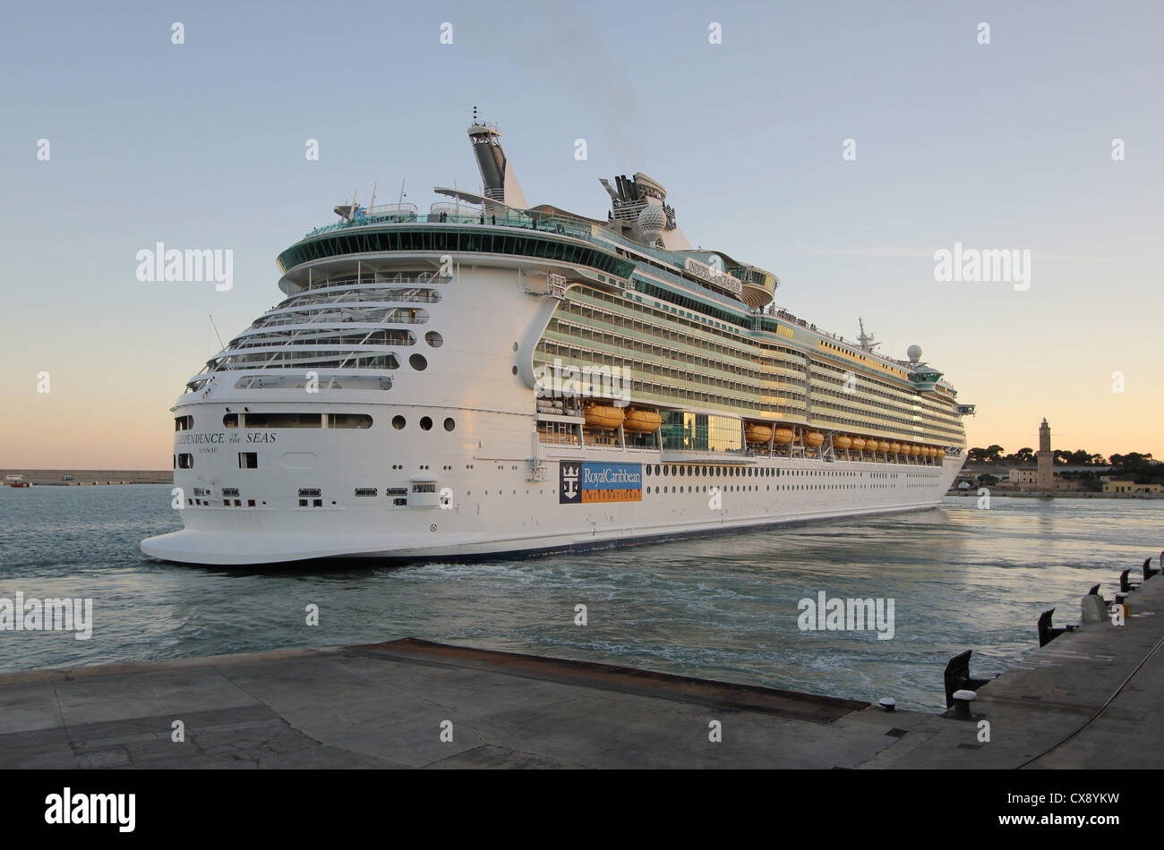 Cruise Line Royal Caribbean International "Indépendance de la mer" à la fin de l'après-midi au départ du port de Palma de Mallorca / Banque D'Images