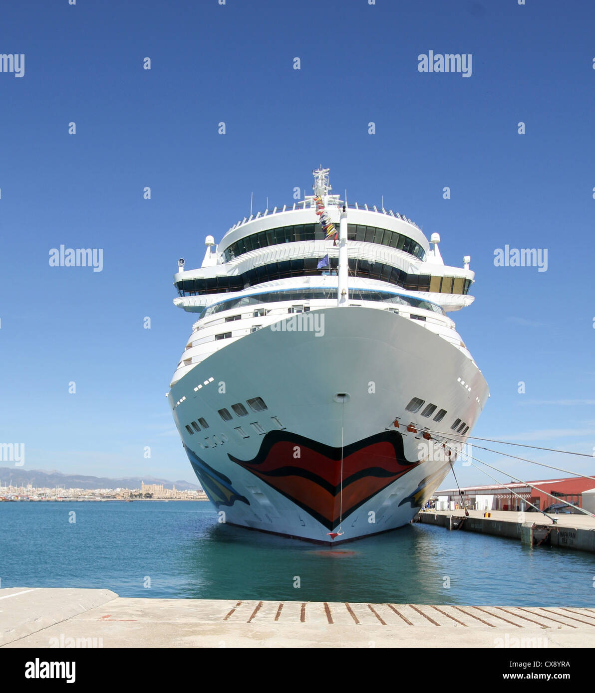 Aida Cruises Cruise Ship 'AIDAbella' à quai dans le port de Palma de Majorque - avec derrière la cathédrale de Palma historique Banque D'Images