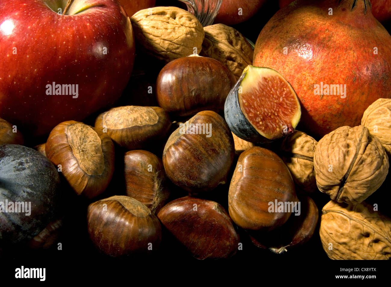 Photo de groupe - nature morte de fruits et noix de fête à Noël avec les châtaignes d'automne / Banque D'Images