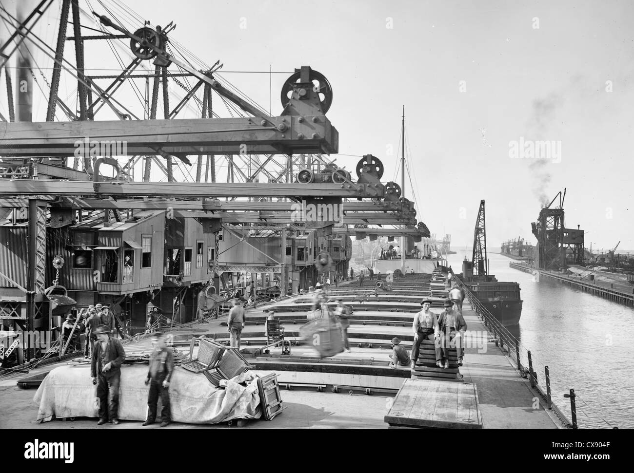 ImagesDéfense - Quai de déchargement au port de Moruroa, et en arrière-plan, le bâtiment-base