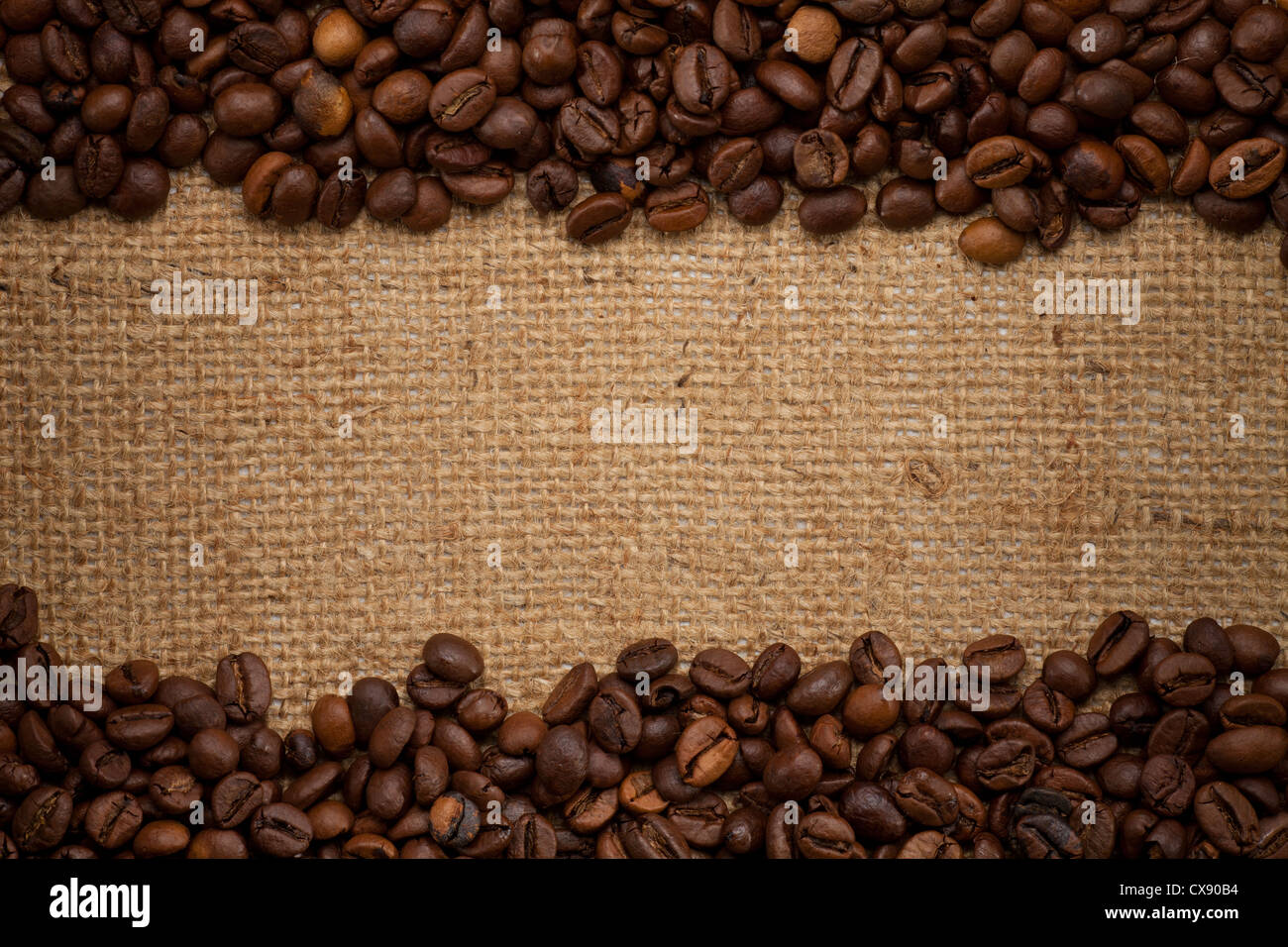Les grains de café sur fond de toile Banque D'Images
