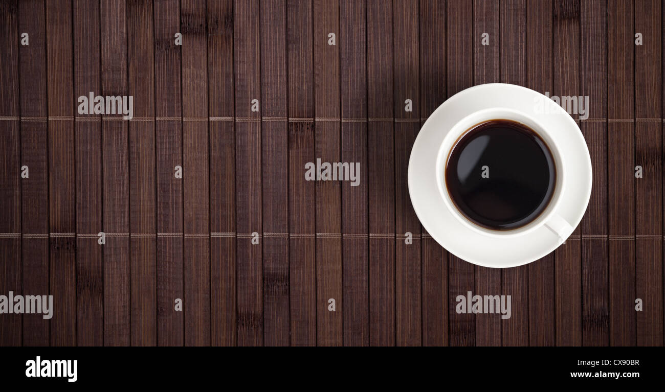 Vue de dessus la tasse de café sur la table en bambou Banque D'Images