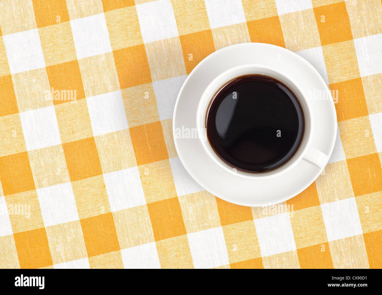 Vue de dessus de la tasse de café noir le checked tablecloth Banque D'Images