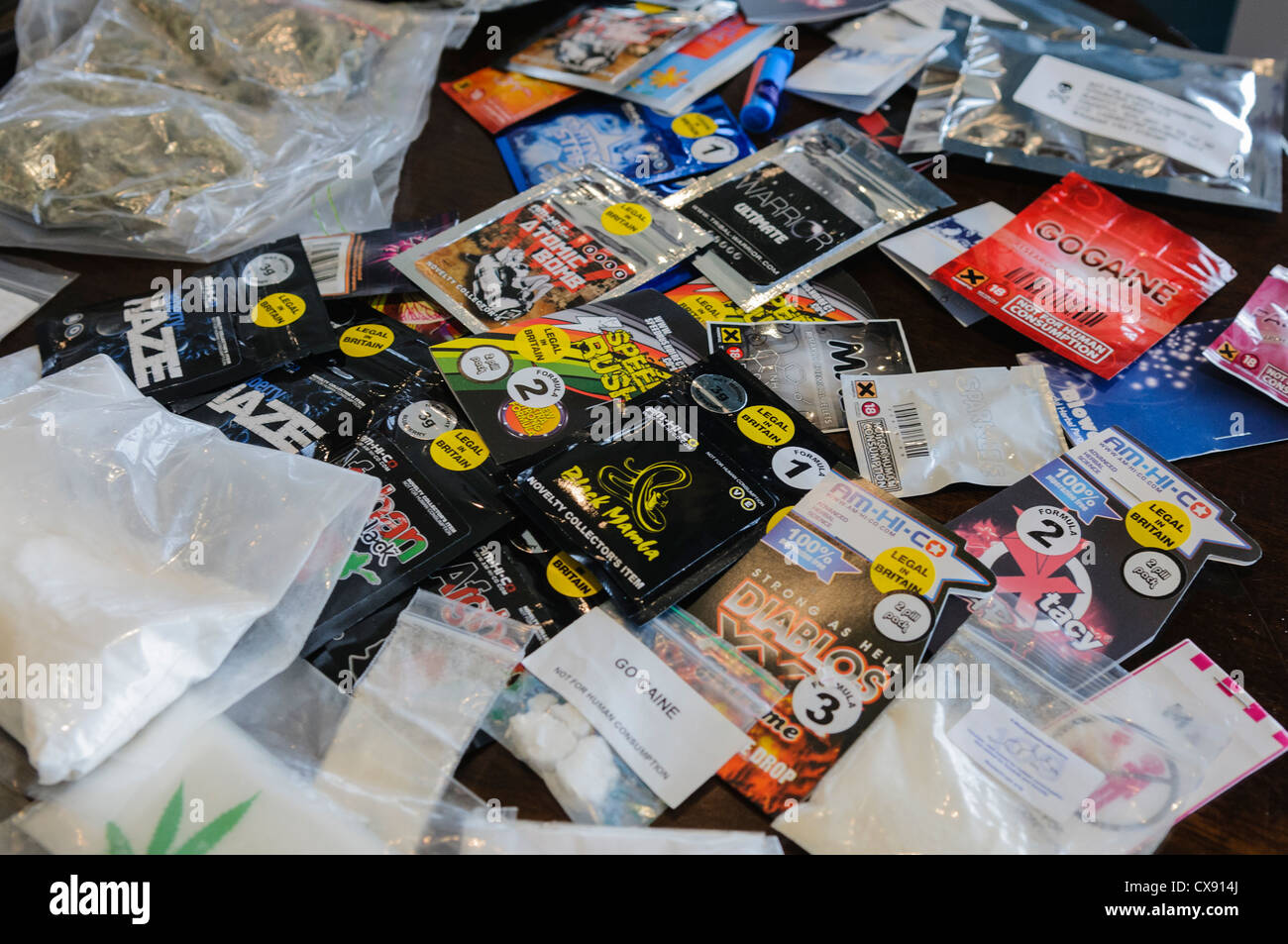 Sélection des "euphorisants légaux" y compris les GoCaine, Bombe Atomique, Vitesse Rush, Labyrinthe et Black Mamba Banque D'Images