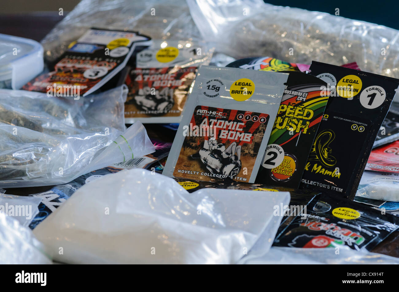Sélection de drogues illicites, y compris UMP, la cocaïne, l'héroïne et la marijuana Banque D'Images