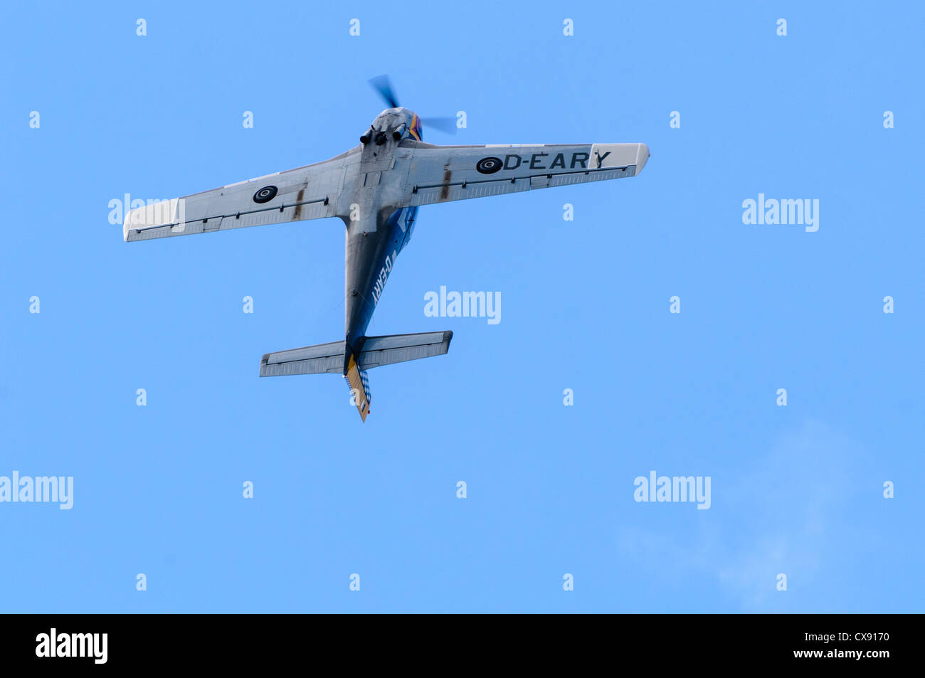 L'italien Piaggio Aero P-149D (D-avion) EARY tirant une loop-the-loop Banque D'Images
