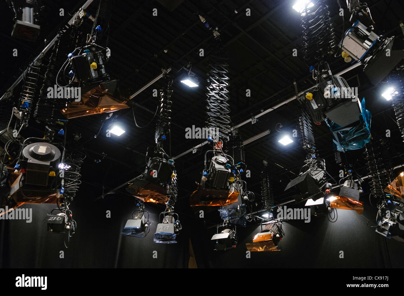L'éclairage flexible monté sur le plafond d'un studio de télévision Banque D'Images