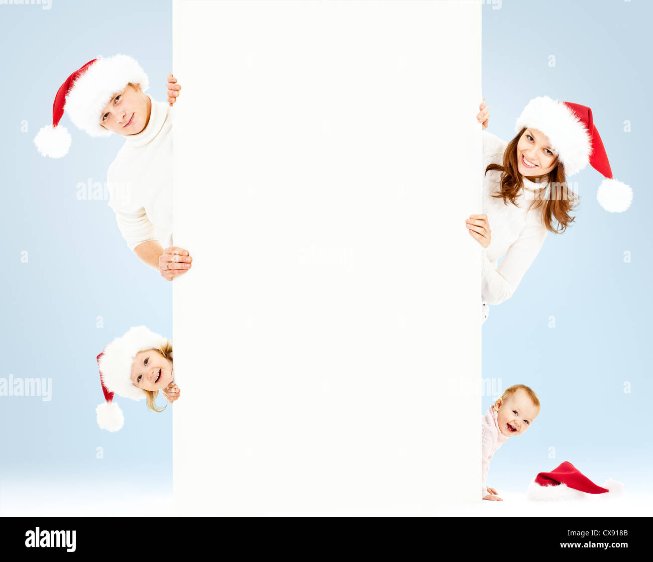 Happy Family in Santa's hats. Il est bon pour Noël publicité. Banque D'Images