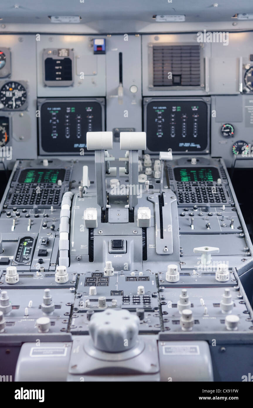 Panneau de commande central et ralentit d'un Fokker 100 de KLM Banque D'Images