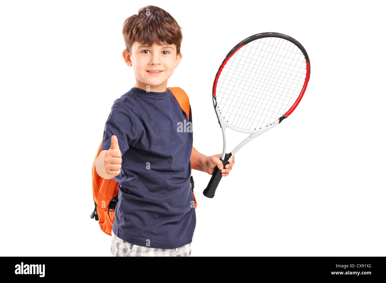 Un enfant tenant une raquette de tennis et giving thumb up isolé sur fond blanc Banque D'Images