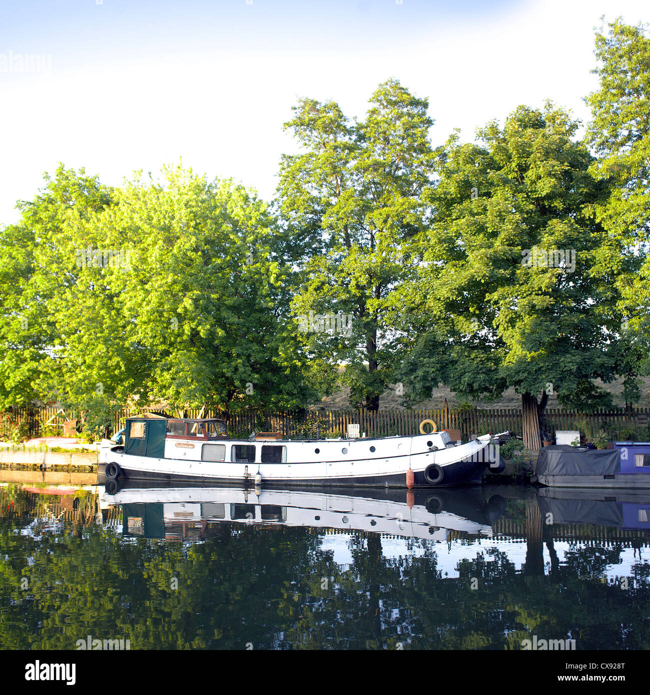 Bateaux sur la rivière Lee (ou Lea), Lee Valley, London, England, UK, étroit, bateau, bateaux, nautisme, 15-04, narrowboats, Grande-Bretagne Banque D'Images