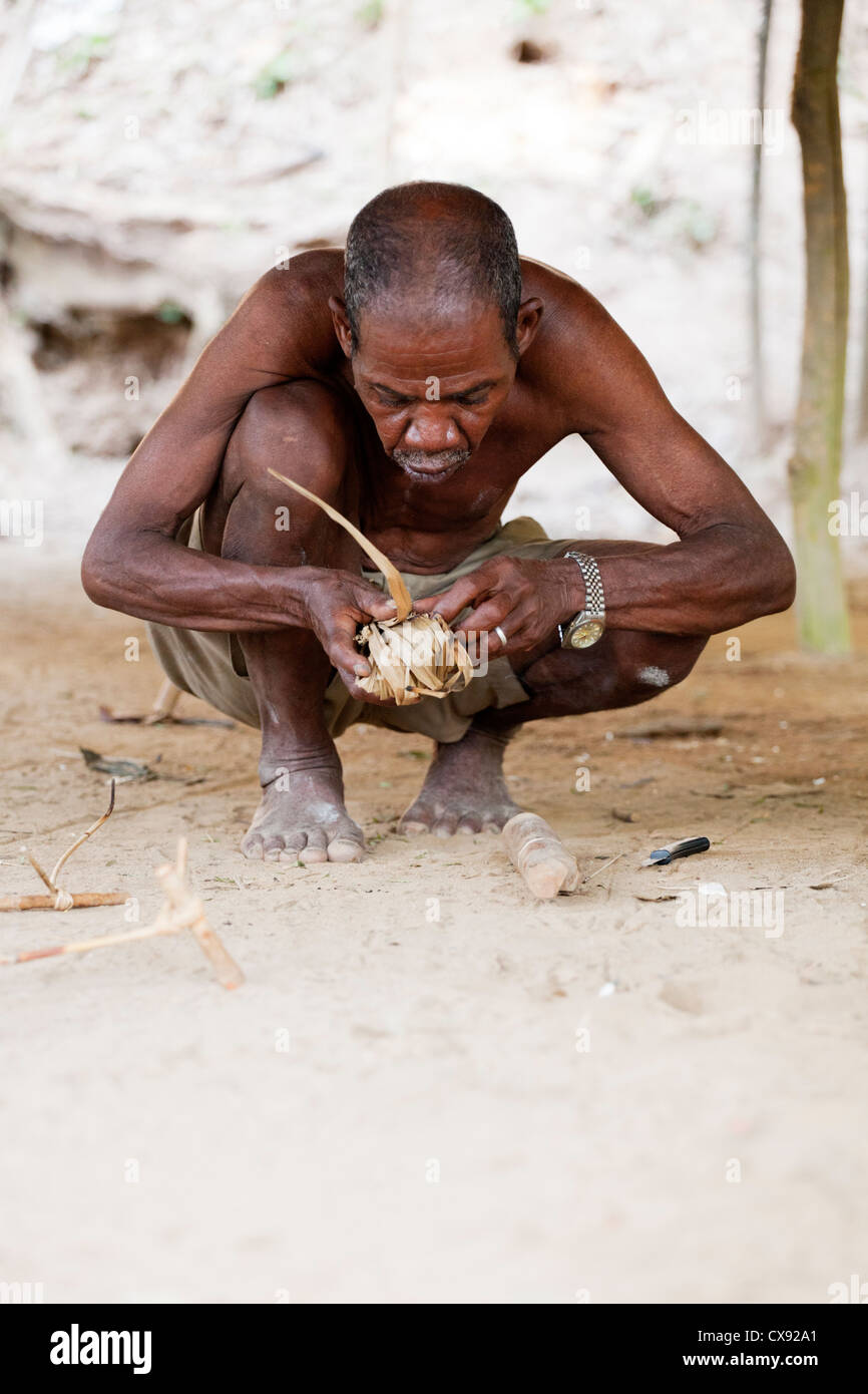 Orang Asli faire feu dans le parc national de Taman Negara, dans le centre de la Malaisie Banque D'Images