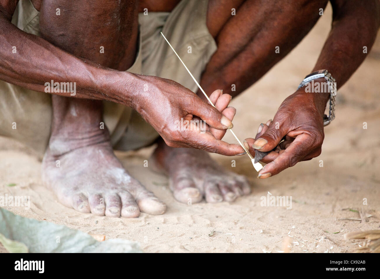 Orang Asli faire flèche de sarbacane le parc national de Taman Negara, dans le centre de la Malaisie Banque D'Images