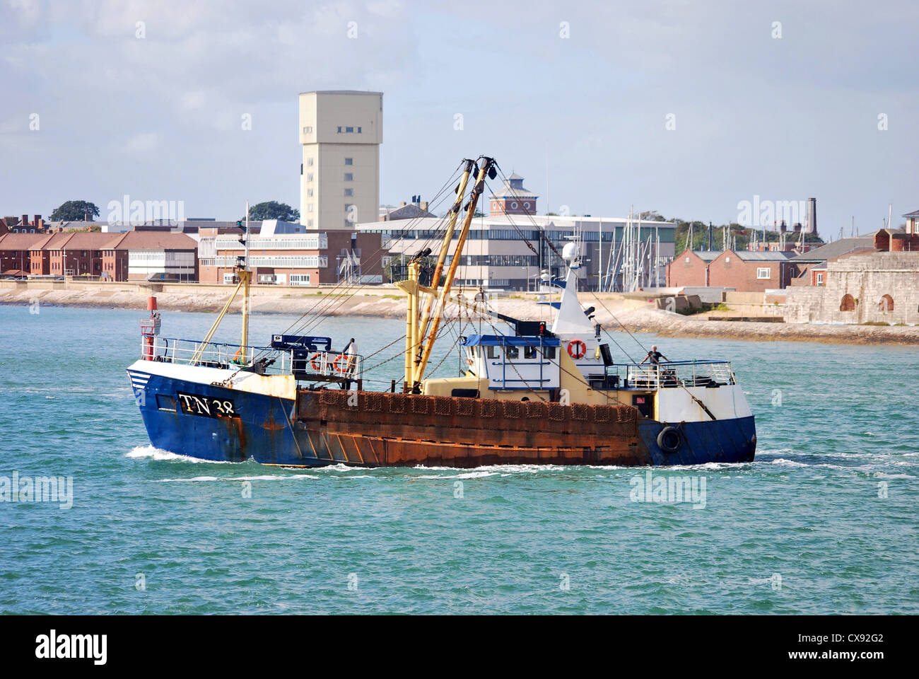 Un bateau de pêche présente à la mer de Portsmouth Banque D'Images