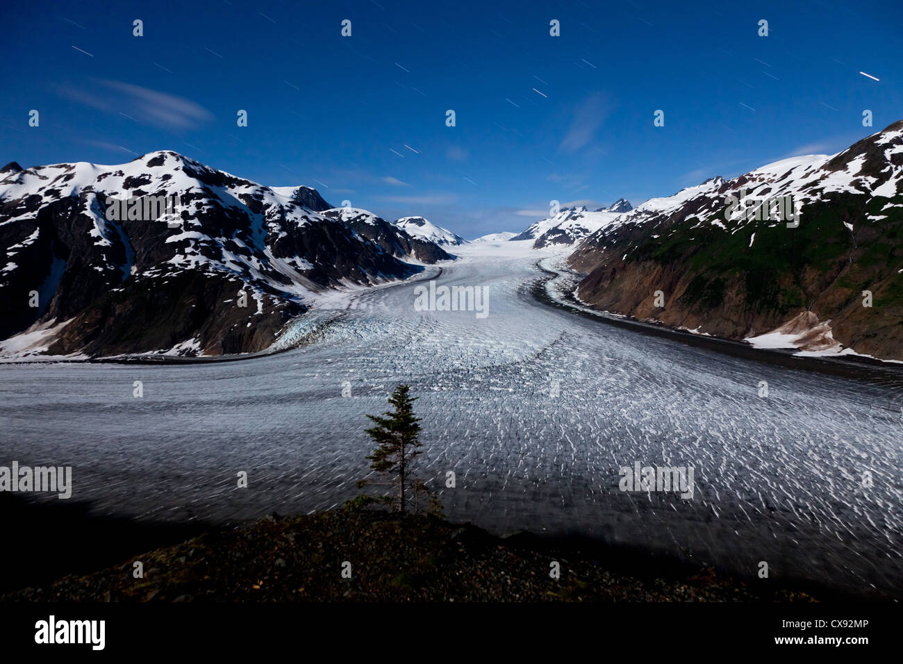 Glacier du saumon de l'Alaska à Hyder, moonlight et star trail Banque D'Images