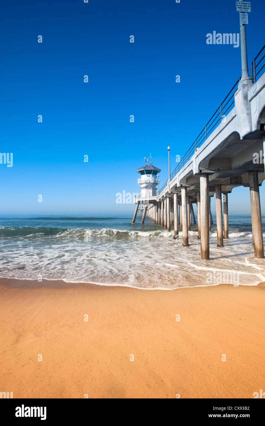 L'image colorée de l'Huntington Beach Pier au cours d'un lever tôt le matin. Banque D'Images