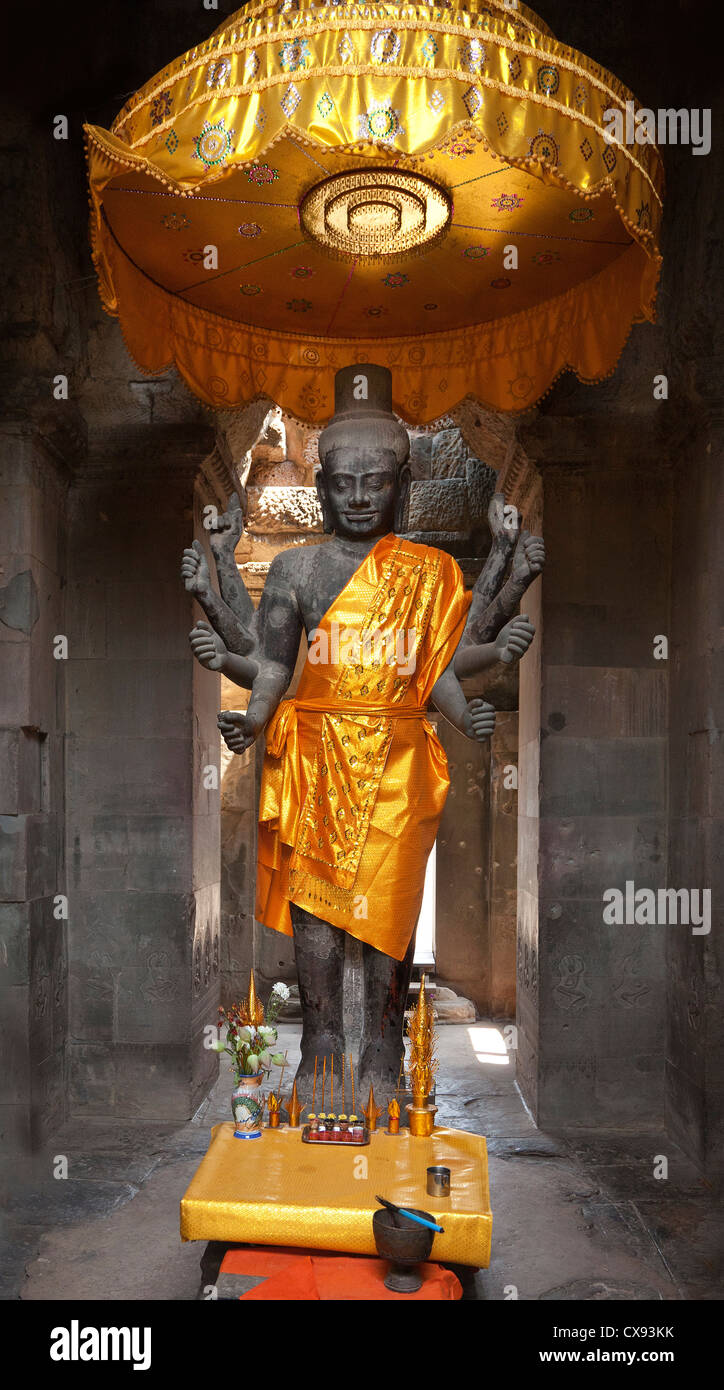 Angkor Wat, au Cambodge, la statue de Vishnu, l'entrée est Banque D'Images
