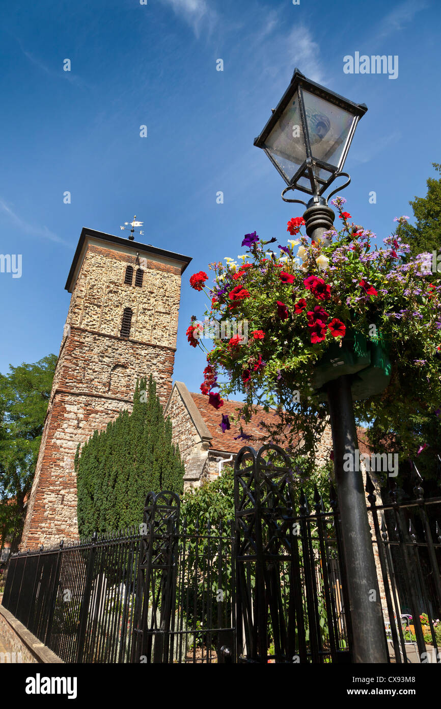 Colchester, UK, centre-ville Hanging Basket, Holy Trinity Church tower Banque D'Images