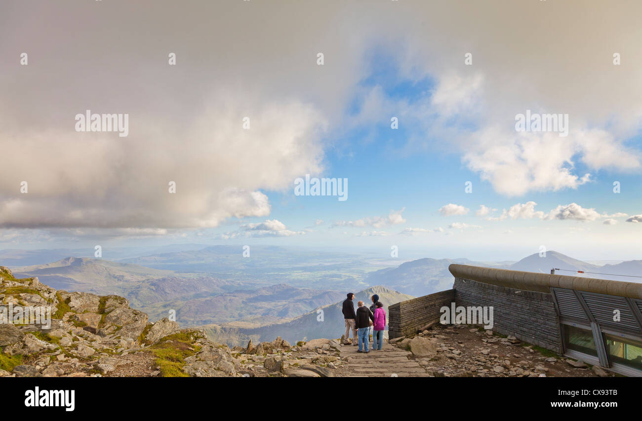 Vue panoramique à South / sud-ouest depuis le sommet du Mont Snowdon, le parc national de Snowdonia, Pays de Galles, Royaume-Uni, les grimpeurs prendre en Banque D'Images